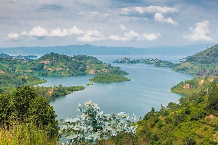 Lake Kivu : Tucked between the rolling hills of Rwanda and the dramatic landscapes of the DR Congo